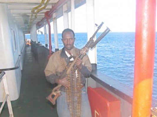 Petrolier cu român la bord, capturat de piraţi
